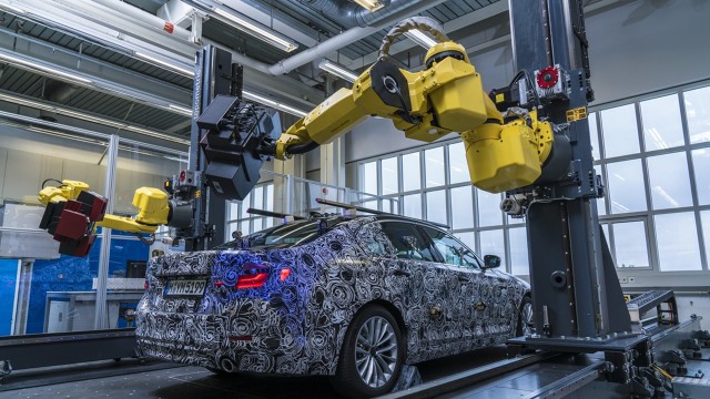 Roboty są wyposażone w dwa czujniki rejestrujące punkty odniesienia, a następnie skanujące indywidualne powierzchnie o wielkości ok. 80 x 80 cm każda. W połączeniu, te dane odwzorowują cały pojazd, a ich analiza pozwala na szybkie wykrycie wszelkich odstępstw. Wówczas specjaliści z oddziału produkcyjnego ds. integracji technicznej mogą podjąć odpowiednie działania zaradcze na wczesnym etapie produkcji / Fot. BMW Roboty są wyposażone w dwa czujniki rejestrujące punkty odniesienia, a następnie skanujące indywidualne powierzchnie o wielkości ok. 80 x 80 cm każda. W połączeniu, te dane odwzorowują cały pojazd, a ich analiza pozwala na szybkie wykrycie wszelkich odstępstw. Wówczas specjaliści z oddziału produkcyjnego ds. integracji technicznej mogą podjąć odpowiednie działania zaradcze na wczesnym etapie produkcji / Fot. BMW