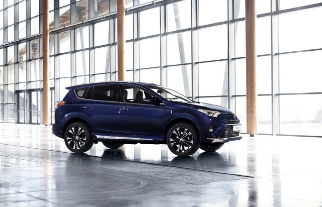 Toyota RAV4 Hybrid Sapphire
RAV4 Hybrid Sapphire otrzymał unikalny niebieski lakier, którym pokryte są także zderzaki i progi. Elegancki charakter nowego RAV4 podkreślają chromowane wykończenia, zdobiące m.in. grill, progi, relingi dachowe i niebieski znaczek RAV4 Hybrid.
Fot. Toyota Toyota RAV4 Hybrid Sapphire
RAV4 Hybrid Sapphire otrzymał unikalny niebieski lakier, którym pokryte są także zderzaki i progi. Elegancki charakter nowego RAV4 podkreślają chromowane wykończenia, zdobiące m.in. grill, progi, relingi dachowe i niebieski znaczek RAV4 Hybrid.
Fot. Toyota