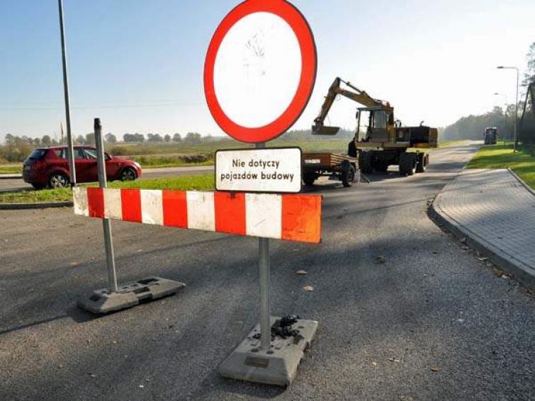 W Szczecinku jeżdżą na skróty po nieukończonej drodze W Szczecinku jeżdżą na skróty po nieukończonej drodze