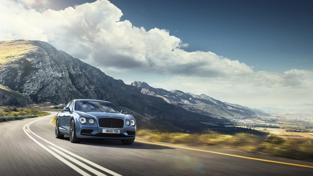 Bentley Flying Spur W12 S
Bentley Flying Spur W12 S został ozdobione czarnymi wstawkami. Przyciemniono tylne światła, natomiast charakteru pojazdowi dodają siedmioramienne felgi o średnicy 21-cali. We wnętrzu dominują ciemne barwy i pikowana skóra. Czerń kabiny zdecydowano się jednak przełamać jaśniejszymi, brązowymi wstawkami.
Fot. Bentley Bentley Flying Spur W12 S
Bentley Flying Spur W12 S został ozdobione czarnymi wstawkami. Przyciemniono tylne światła, natomiast charakteru pojazdowi dodają siedmioramienne felgi o średnicy 21-cali. We wnętrzu dominują ciemne barwy i pikowana skóra. Czerń kabiny zdecydowano się jednak przełamać jaśniejszymi, brązowymi wstawkami.
Fot. Bentley
