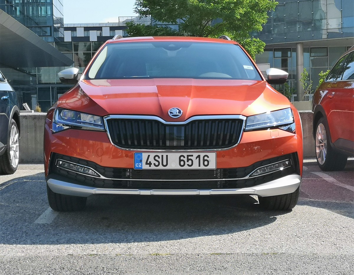 Skoda Superb
Do napędu odświeżonej Skody Superb posłuży jeden z trzech silników benzynowych oraz trzech wysokoprężnych. Najważniejsze jest jednak pojawienie się w przyszłej ofercie napędu hybrydowego.
Fot. Kamil Rogala Skoda Superb
Do napędu odświeżonej Skody Superb posłuży jeden z trzech silników benzynowych oraz trzech wysokoprężnych. Najważniejsze jest jednak pojawienie się w przyszłej ofercie napędu hybrydowego.
Fot. Kamil Rogala