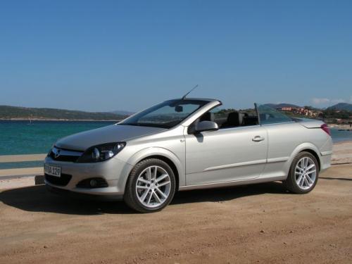 Fot. Maciej Pobocha: Astra TwinTop to samochód typu cabrio-coupe z otwieranych, sztywnym dachem. Fot. Maciej Pobocha: Astra TwinTop to samochód typu cabrio-coupe z otwieranych, sztywnym dachem.