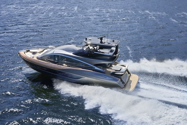 Lexus LY 650 kosztuje od 3,74 mln dol. – podaje oficjalnie Marquis Yachts, producent pierwszego jachtu japońskiej marki. Na tyle wyceniono bazową wersję jednostki, a za najlepiej wyposażony egzemplarz trzeba będzie zapłacić wyraźnie więcej. Pierwsze jachty już zdobyły nabywców.
Fot. Lexus Lexus LY 650 kosztuje od 3,74 mln dol. – podaje oficjalnie Marquis Yachts, producent pierwszego jachtu japońskiej marki. Na tyle wyceniono bazową wersję jednostki, a za najlepiej wyposażony egzemplarz trzeba będzie zapłacić wyraźnie więcej. Pierwsze jachty już zdobyły nabywców.
Fot. Lexus