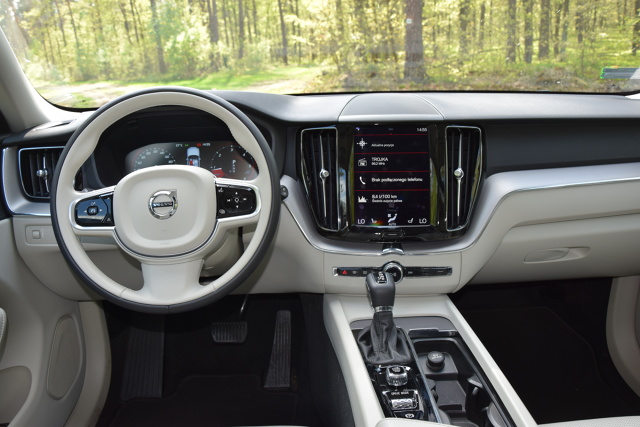 Volvo XC60
W naszym teście Volvo XC60 II generacji w wersji Inscription z silnikiem D4 2.0 o mocy 190 KM z 8-biegową, automatyczną skrzynią biegów Geartronic i napędem 4x4. Mierzy prawie 4,7 m długości, do 100 km/h rozpędza się w 8,4 sekundy i osiąga prędkość maksymalną 205 km/h. W prezentowanej wersji kosztuje 217 400 zł.
Fot. Marcin Rejmer Volvo XC60
W naszym teście Volvo XC60 II generacji w wersji Inscription z silnikiem D4 2.0 o mocy 190 KM z 8-biegową, automatyczną skrzynią biegów Geartronic i napędem 4x4. Mierzy prawie 4,7 m długości, do 100 km/h rozpędza się w 8,4 sekundy i osiąga prędkość maksymalną 205 km/h. W prezentowanej wersji kosztuje 217 400 zł.
Fot. Marcin Rejmer