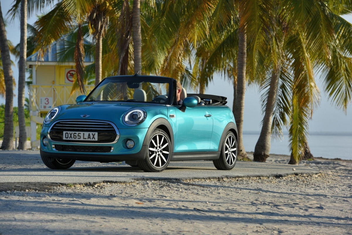 MINI Cabrio
Jego cechą charakterystyczną jest przede wszystkim miękki, składany dach, którego otwieranie i zamykanie trwa jedynie 18 sekund i może się odbywać także w czasie jazdy z prędkością do 30 km/h.
Fot. MINI MINI Cabrio
Jego cechą charakterystyczną jest przede wszystkim miękki, składany dach, którego otwieranie i zamykanie trwa jedynie 18 sekund i może się odbywać także w czasie jazdy z prędkością do 30 km/h.
Fot. MINI