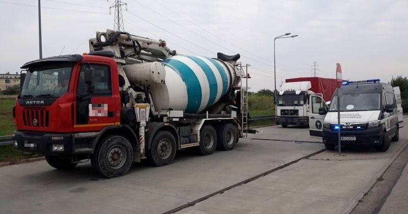 O blisko 10 ton i 5,5 tony za dużo ważyły dwie betonomieszarki, zatrzymane przez inspektorów mazowieckiej Inspekcji Transportu Drogowego na drodze, gdzie obowiązuje zakaz tonażowy. Jeden z pojazdów był niesprawny technicznie. Jak się również okazało, z tachografów ciężarówek i kart kierowców nie sczytano danych w wymaganym terminie.
Fot. GITD O blisko 10 ton i 5,5 tony za dużo ważyły dwie betonomieszarki, zatrzymane przez inspektorów mazowieckiej Inspekcji Transportu Drogowego na drodze, gdzie obowiązuje zakaz tonażowy. Jeden z pojazdów był niesprawny technicznie. Jak się również okazało, z tachografów ciężarówek i kart kierowców nie sczytano danych w wymaganym terminie.
Fot. GITD