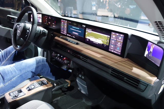Honda E
Honda e jest wyposażona w silnik elektryczny, dostępny w dwóch wariantach mocy maksymalnej: 100 kW (136 KM)* lub 113 kW (154 KM)*, generujący moment obrotowy 315 Nm*. Akumulator o pojemności 35,5 kWh jest jednym z najmniejszych w swojej klasie, ale po pełnym ładowaniu zapewnia zasięg do 220 km*. Istnieje też możliwość szybkiego ładowania baterii do 80% pojemności w 30 minut*. Napęd trafia na tylne koła, a prędkość 100 km/h osiągamy po około 8 sekundach*.
*Wewnętrzne dane firmy Honda
Fot. Ryszard M. Perczak Honda E
Honda e jest wyposażona w silnik elektryczny, dostępny w dwóch wariantach mocy maksymalnej: 100 kW (136 KM)* lub 113 kW (154 KM)*, generujący moment obrotowy 315 Nm*. Akumulator o pojemności 35,5 kWh jest jednym z najmniejszych w swojej klasie, ale po pełnym ładowaniu zapewnia zasięg do 220 km*. Istnieje też możliwość szybkiego ładowania baterii do 80% pojemności w 30 minut*. Napęd trafia na tylne koła, a prędkość 100 km/h osiągamy po około 8 sekundach*.
*Wewnętrzne dane firmy Honda
Fot. Ryszard M. Perczak