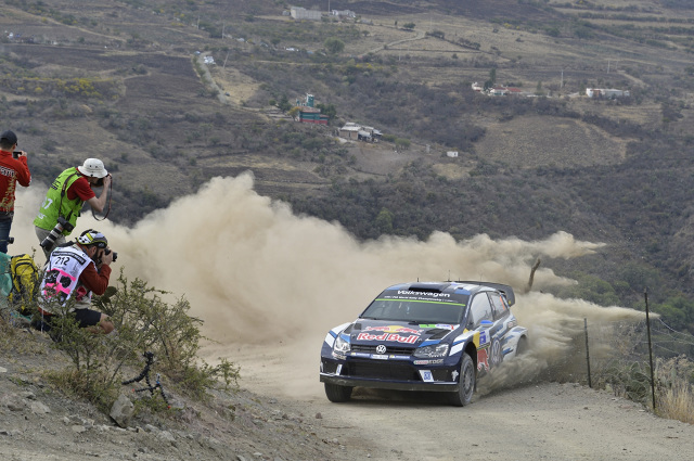 Jari-Matti Latvala/Miikka Anttila (FIN/FIN) odnieśli w Meksyku bardzo ważne zwycięstwo. Załoga Volkswagena wygrywając z dużą przewagą przed kolegami z zespołu – Sebastienem Ogierem/Julienem Ingrassią (F/F) – włączyła się do walki o tytuł rajdowego mistrza świata w sezonie 2016 / Fot. Volkswagen Jari-Matti Latvala/Miikka Anttila (FIN/FIN) odnieśli w Meksyku bardzo ważne zwycięstwo. Załoga Volkswagena wygrywając z dużą przewagą przed kolegami z zespołu – Sebastienem Ogierem/Julienem Ingrassią (F/F) – włączyła się do walki o tytuł rajdowego mistrza świata w sezonie 2016 / Fot. Volkswagen