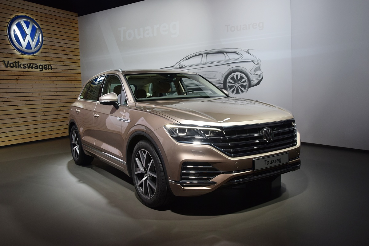 Volkswagen Touareg III
Na początek gama silników będzie się składać z dwóch wysokoprężnych jednostek V6 z turbodoładowaniem o mocy 231 i 286 KM oraz z silnika benzynowego V6 o mocy 340. Później pojawi się 4-litrowy silnik wysokoprężny V8 z turbodoładowaniem o mocy 421 KM. Planowana jest również wersja hybrydowa plug-in.
Fot. Wojciech Frelichowski Volkswagen Touareg III
Na początek gama silników będzie się składać z dwóch wysokoprężnych jednostek V6 z turbodoładowaniem o mocy 231 i 286 KM oraz z silnika benzynowego V6 o mocy 340. Później pojawi się 4-litrowy silnik wysokoprężny V8 z turbodoładowaniem o mocy 421 KM. Planowana jest również wersja hybrydowa plug-in.
Fot. Wojciech Frelichowski