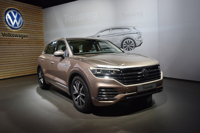 Volkswagen Touareg III
Na początek gama silników będzie się składać z dwóch wysokoprężnych jednostek V6 z turbodoładowaniem o mocy 231 i 286 KM oraz z silnika benzynowego V6 o mocy 340. Później pojawi się 4-litrowy silnik wysokoprężny V8 z turbodoładowaniem o mocy 421 KM. Planowana jest również wersja hybrydowa plug-in.
Fot. Wojciech Frelichowski Volkswagen Touareg III
Na początek gama silników będzie się składać z dwóch wysokoprężnych jednostek V6 z turbodoładowaniem o mocy 231 i 286 KM oraz z silnika benzynowego V6 o mocy 340. Później pojawi się 4-litrowy silnik wysokoprężny V8 z turbodoładowaniem o mocy 421 KM. Planowana jest również wersja hybrydowa plug-in.
Fot. Wojciech Frelichowski