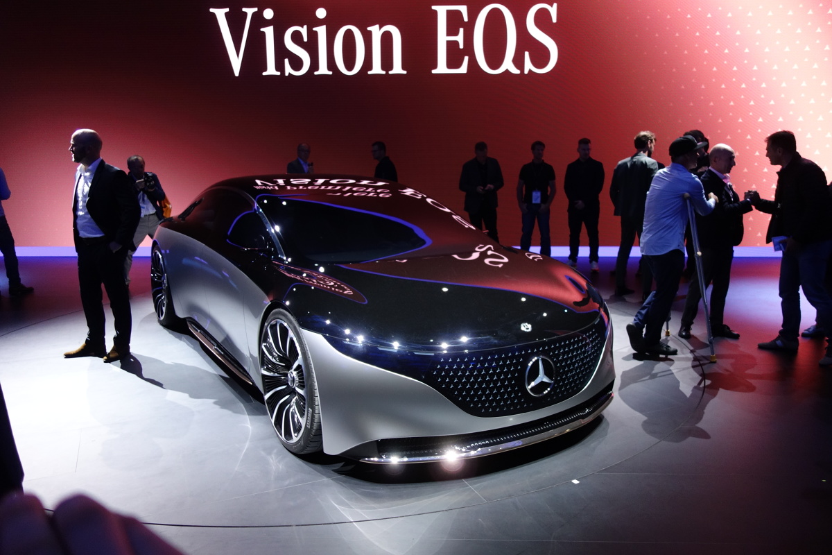Mercedes EQS
Dzięki mocy ponad 350 kW i natychmiast dostępnemu momentowi obrotowemu o wartości około 760 Nm Vision EQS przyspiesza od 0 do 100 km/h w mniej niż 4,5 sekundy. Mercedes zakłada zasięg do 700 km w cyklu WLTP. Zakładając moc ładowania na poziomie 350 kW, „tankowanie” akumulatora do 80% trwa mniej niż 20 minut.
Fot. Ryszard M. Perczak Mercedes EQS
Dzięki mocy ponad 350 kW i natychmiast dostępnemu momentowi obrotowemu o wartości około 760 Nm Vision EQS przyspiesza od 0 do 100 km/h w mniej niż 4,5 sekundy. Mercedes zakłada zasięg do 700 km w cyklu WLTP. Zakładając moc ładowania na poziomie 350 kW, „tankowanie” akumulatora do 80% trwa mniej niż 20 minut.
Fot. Ryszard M. Perczak