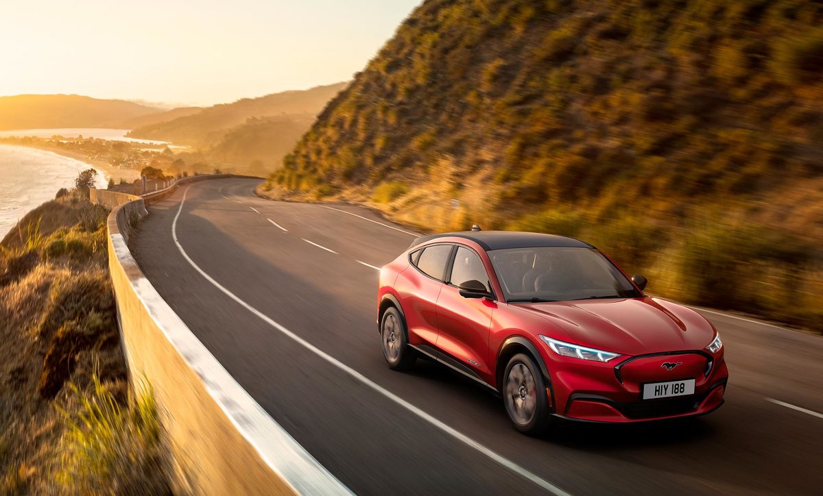 Wyposażony w powiększony akumulator, zapewniający większy zasięg, Ford Mustang Mach-E będzie dysponował bezemisyjnym zasięgiem jazdy nawet do 600 km. Fot. Ford Wyposażony w powiększony akumulator, zapewniający większy zasięg, Ford Mustang Mach-E będzie dysponował bezemisyjnym zasięgiem jazdy nawet do 600 km. Fot. Ford