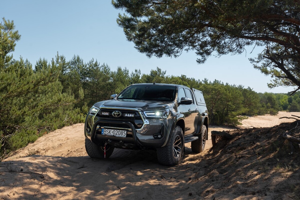 Toyota Hilux Arctic Trucks
Islandzka firma Arctic Trucks specjalizuje się w tuningu samochodów terenowych, w szczególności w przygotowaniu ich do wypraw przez Arktykę i Antarktydę. Zaawansowane modyfikacje w Toyocie Hilux zmieniły zarówno funkcjonalność auta, jak i jego wygląd.
Fot. Toyota Toyota Hilux Arctic Trucks
Islandzka firma Arctic Trucks specjalizuje się w tuningu samochodów terenowych, w szczególności w przygotowaniu ich do wypraw przez Arktykę i Antarktydę. Zaawansowane modyfikacje w Toyocie Hilux zmieniły zarówno funkcjonalność auta, jak i jego wygląd.
Fot. Toyota