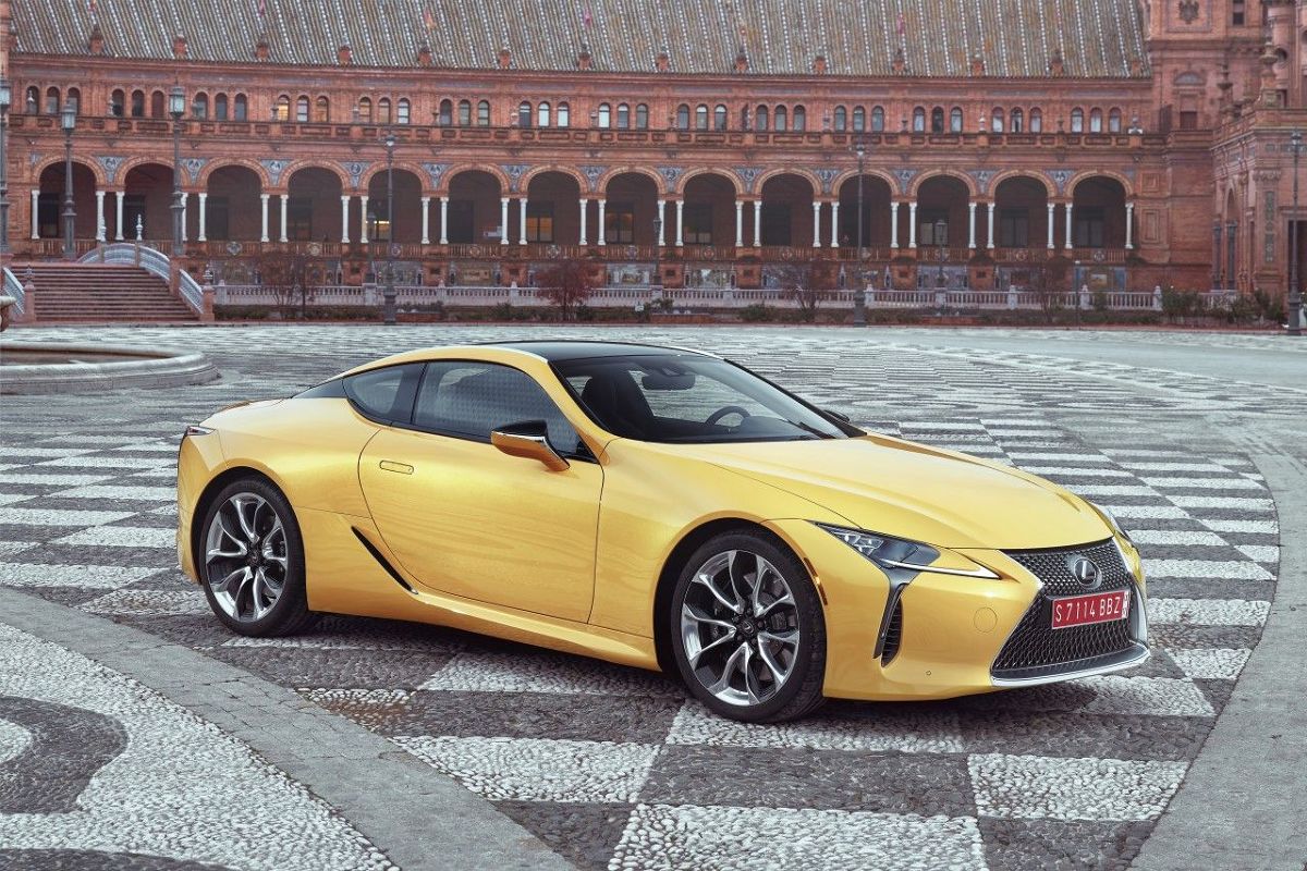 Lexus LC
Konstrukcję Lexusa LC oparto na nowej platformie GA-L (Global Architecture – Luxury), zapewniającej zwiększenie sztywności i bezpieczeństwa struktury przy jednoczesnym obniżeniu jej masy. Dzięki zastosowaniu platformy GA-L uzyskano też bardzo niskie położenie środka masy i optymalny rozkład masy między przodem i tyłem pojazdu – dla wersji z napędem konwencjonalnym wynosi on 54/46, dla wersji hybrydowej 52/48.
Fot. Lexus Lexus LC
Konstrukcję Lexusa LC oparto na nowej platformie GA-L (Global Architecture – Luxury), zapewniającej zwiększenie sztywności i bezpieczeństwa struktury przy jednoczesnym obniżeniu jej masy. Dzięki zastosowaniu platformy GA-L uzyskano też bardzo niskie położenie środka masy i optymalny rozkład masy między przodem i tyłem pojazdu – dla wersji z napędem konwencjonalnym wynosi on 54/46, dla wersji hybrydowej 52/48.
Fot. Lexus