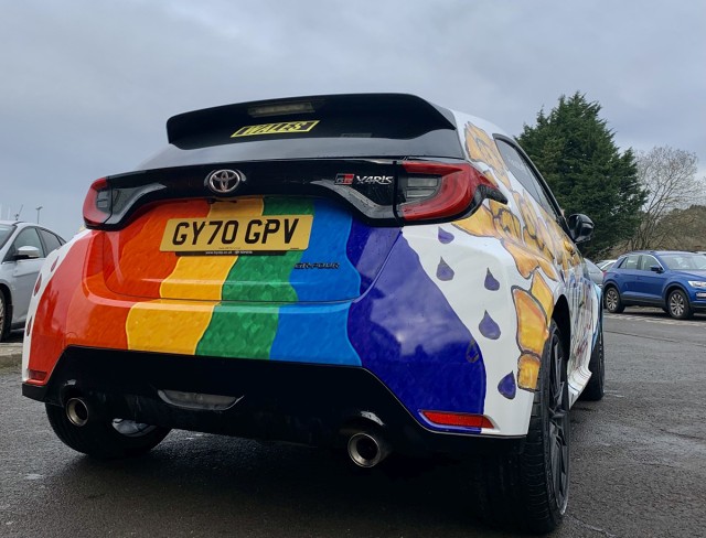Toyota GR Yaris
Maseczka ochronna, podobizny pracowników ochrony zdrowia oraz charakterystyczne dla Walii kwiaty narcyza – to zwycięska wizja oklejenia sportowej Toyoty GR Yaris autorstwa 16-letniej Alice Goodliffe. Inspiracją dla młodej artystki stało się życie w czasie pandemii oraz walijskie tradycje. Samochód powstał specjalnie na tegoroczną, odwołaną z powodu epidemii COVID-19 edycję Rajdu Wielkiej Brytanii.
Fot. Toyota Toyota GR Yaris
Maseczka ochronna, podobizny pracowników ochrony zdrowia oraz charakterystyczne dla Walii kwiaty narcyza – to zwycięska wizja oklejenia sportowej Toyoty GR Yaris autorstwa 16-letniej Alice Goodliffe. Inspiracją dla młodej artystki stało się życie w czasie pandemii oraz walijskie tradycje. Samochód powstał specjalnie na tegoroczną, odwołaną z powodu epidemii COVID-19 edycję Rajdu Wielkiej Brytanii.
Fot. Toyota
