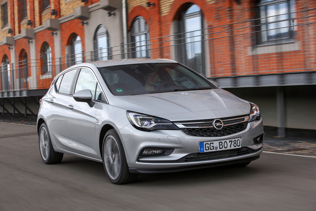 Kompaktowy Opel w oczach polskich kierowców jest autem niemal równie kultowym co Volkswagen Golf. Każda kolejna generacja Astry cieszy się wielką popularnością zarówno wśród klientów prywatnych, jak i flot. W Motofaktach sprawdzamy, czy warto zainteresować się używaną Astrą piątej generacji (K).

Fot. Opel