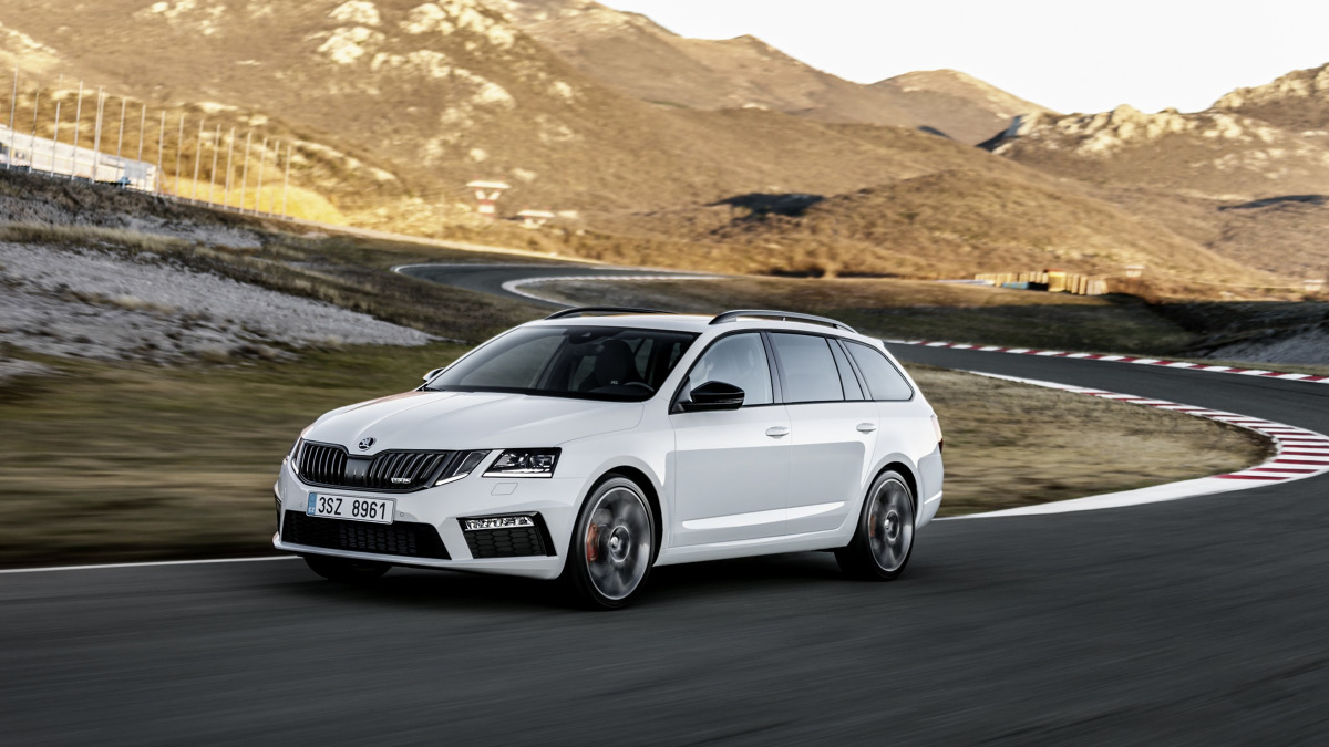 Skoda Octavia RS
Wysokoprężny silnik 2.0 TDI oferuje 184 KM i może być skonfigurowany z napędem na przód, lub z napędem 4x4. Silnik benzynowy 2.0 TSI z napędem tylko na przednią oś zyskał dodatkowy zastrzyk mocy. Zamiast 220 KM dostarcza teraz 230 KM.
Fot. Skoda Skoda Octavia RS
Wysokoprężny silnik 2.0 TDI oferuje 184 KM i może być skonfigurowany z napędem na przód, lub z napędem 4x4. Silnik benzynowy 2.0 TSI z napędem tylko na przednią oś zyskał dodatkowy zastrzyk mocy. Zamiast 220 KM dostarcza teraz 230 KM.
Fot. Skoda