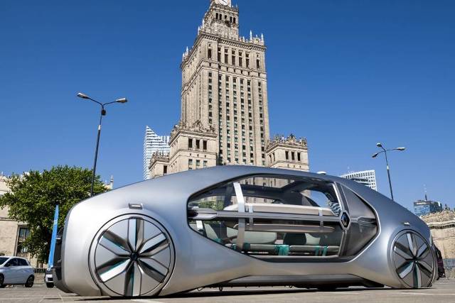 Renault EZ-GO
EZ — GO to pojazd, który nie tylko ma zastąpić nam samochody, ale także, przynajmniej do pewnego stopnia komunikację zbiorową. Pojazdy mają być dostępne do wynajmu przez specjalne stacje.
Fot. Szymon Starnawski Renault EZ-GO
EZ — GO to pojazd, który nie tylko ma zastąpić nam samochody, ale także, przynajmniej do pewnego stopnia komunikację zbiorową. Pojazdy mają być dostępne do wynajmu przez specjalne stacje.
Fot. Szymon Starnawski