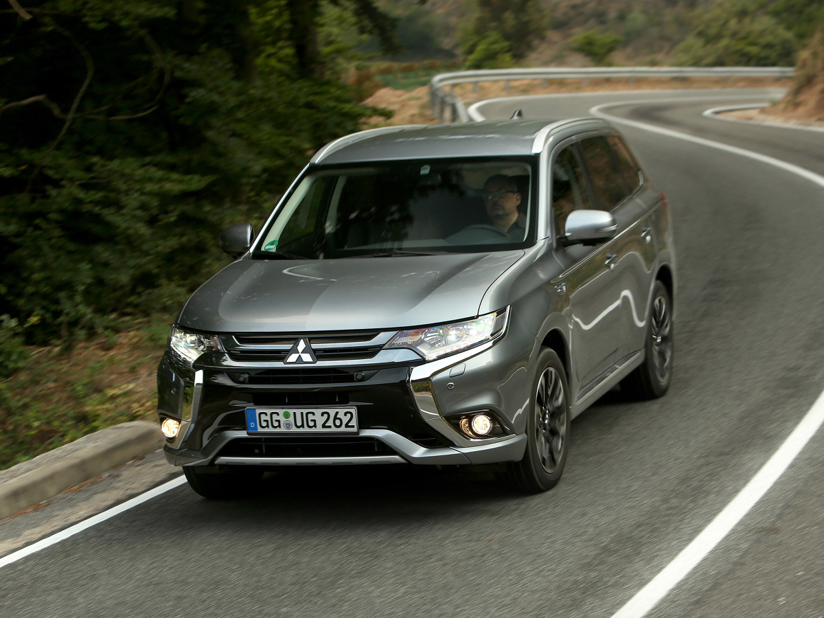 Mitsubishi Outlander PHEV
Całkowity zasięg w trybie hybrydowym wynosi 865 kilometrów, natomiast zasięg w zeroemisyjnym trybie elektrycznym to 51 kilometrów.
Fot. Mitsubishi Mitsubishi Outlander PHEV
Całkowity zasięg w trybie hybrydowym wynosi 865 kilometrów, natomiast zasięg w zeroemisyjnym trybie elektrycznym to 51 kilometrów.
Fot. Mitsubishi