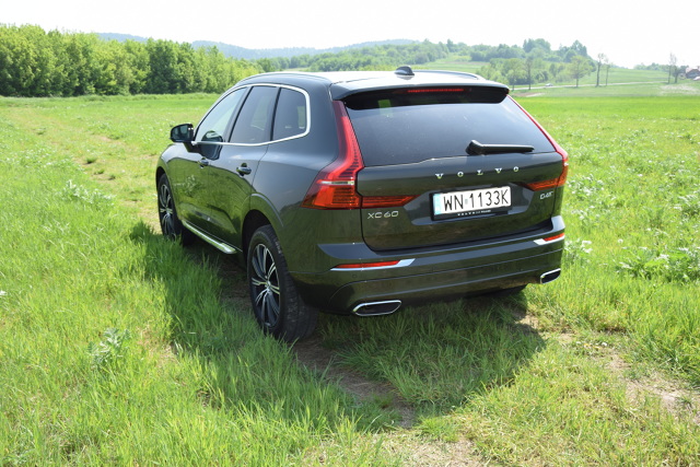 Volvo XC60
W naszym teście Volvo XC60 II generacji w wersji Inscription z silnikiem D4 2.0 o mocy 190 KM z 8-biegową, automatyczną skrzynią biegów Geartronic i napędem 4x4. Mierzy prawie 4,7 m długości, do 100 km/h rozpędza się w 8,4 sekundy i osiąga prędkość maksymalną 205 km/h. W prezentowanej wersji kosztuje 217 400 zł.
Fot. Marcin Rejmer Volvo XC60
W naszym teście Volvo XC60 II generacji w wersji Inscription z silnikiem D4 2.0 o mocy 190 KM z 8-biegową, automatyczną skrzynią biegów Geartronic i napędem 4x4. Mierzy prawie 4,7 m długości, do 100 km/h rozpędza się w 8,4 sekundy i osiąga prędkość maksymalną 205 km/h. W prezentowanej wersji kosztuje 217 400 zł.
Fot. Marcin Rejmer