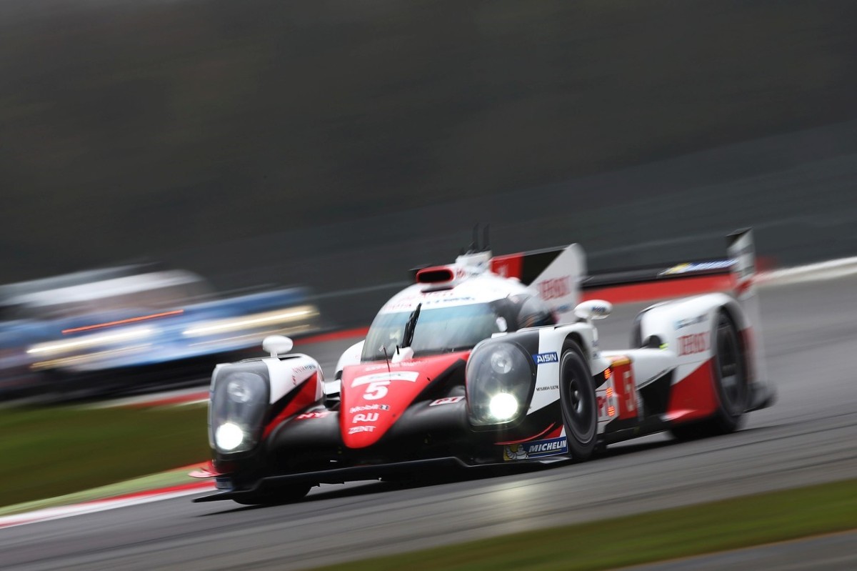 Toyota TS050 Hybrid
Już w najbliższy weekend uwaga fanów motosportu skieruje się w stronę miejscowości Nürburg, gdzie na słynnym torze Nürburgring rozegra się czwarty wyścig z serii FIA World Endurance Championship. Będą to pierwsze zawody po dramatycznym 24-godzinnym wyścigu w Le Mans, w którym Toyota utraciła prowadzenie w ostatnich minutach z powodu awarii.
Fot. Toyota Toyota TS050 Hybrid
Już w najbliższy weekend uwaga fanów motosportu skieruje się w stronę miejscowości Nürburg, gdzie na słynnym torze Nürburgring rozegra się czwarty wyścig z serii FIA World Endurance Championship. Będą to pierwsze zawody po dramatycznym 24-godzinnym wyścigu w Le Mans, w którym Toyota utraciła prowadzenie w ostatnich minutach z powodu awarii.
Fot. Toyota