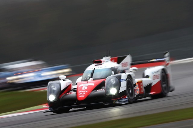 Toyota TS050 Hybrid
Już w najbliższy weekend uwaga fanów motosportu skieruje się w stronę miejscowości Nürburg, gdzie na słynnym torze Nürburgring rozegra się czwarty wyścig z serii FIA World Endurance Championship. Będą to pierwsze zawody po dramatycznym 24-godzinnym wyścigu w Le Mans, w którym Toyota utraciła prowadzenie w ostatnich minutach z powodu awarii.
Fot. Toyota Toyota TS050 Hybrid
Już w najbliższy weekend uwaga fanów motosportu skieruje się w stronę miejscowości Nürburg, gdzie na słynnym torze Nürburgring rozegra się czwarty wyścig z serii FIA World Endurance Championship. Będą to pierwsze zawody po dramatycznym 24-godzinnym wyścigu w Le Mans, w którym Toyota utraciła prowadzenie w ostatnich minutach z powodu awarii.
Fot. Toyota
