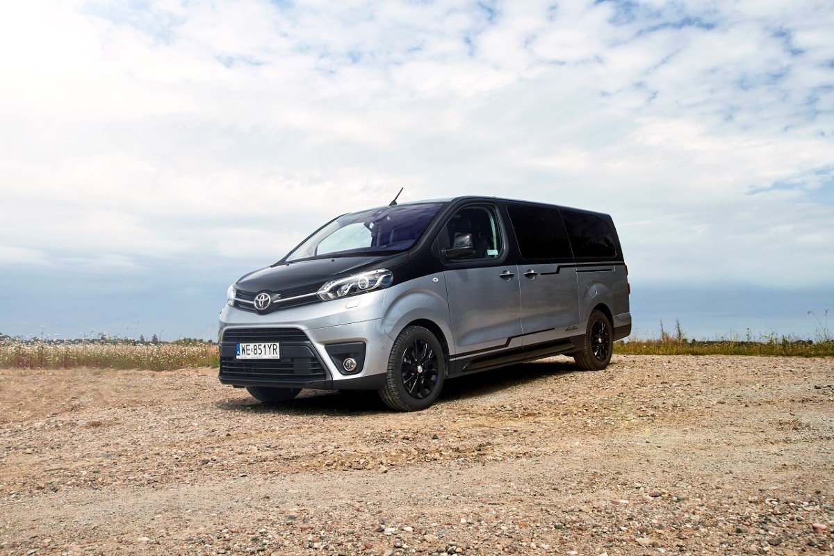Osobowa wersja Toyoty PROACE Verso w specyfikacji wyposażenia VIP jest teraz dostępna w limitowanej do zaledwie 100 egzemplarzy, specjalnej edycji z pakietem wyposażenia Selection. Toyota PROACE Verso VIP Selection została przygotowana na bazie europejskiej wersji PROACE Verso Black Edition. Samochód wyróżnia się dwukolorowym nadwoziem i lakierowanymi na czarno felgami.
Fot. Toyota Osobowa wersja Toyoty PROACE Verso w specyfikacji wyposażenia VIP jest teraz dostępna w limitowanej do zaledwie 100 egzemplarzy, specjalnej edycji z pakietem wyposażenia Selection. Toyota PROACE Verso VIP Selection została przygotowana na bazie europejskiej wersji PROACE Verso Black Edition. Samochód wyróżnia się dwukolorowym nadwoziem i lakierowanymi na czarno felgami.
Fot. Toyota