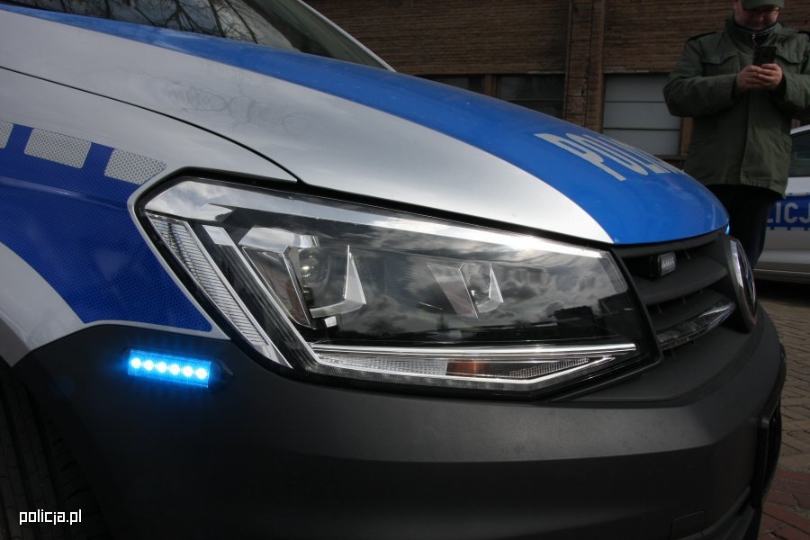 Polska policja dostała kolejne radiowozy oznakowane, które trafią do różnych placówek na terenie całego kraju. To nie tylko auta pościgowe.
Fot. Policja.pl Polska policja dostała kolejne radiowozy oznakowane, które trafią do różnych placówek na terenie całego kraju. To nie tylko auta pościgowe.
Fot. Policja.pl