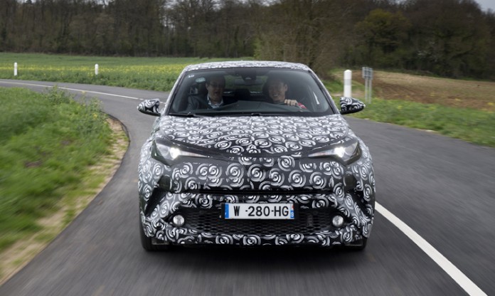 Toyota CH-R
Toyota C-HR będzie dostępna z napędem hybrydowym, składającym się z silnika benzynowego 1.8 i elektrycznego, o łącznej mocy 122 KM i emisji CO2 nieprzekraczającej 90 g/km. W ofercie znajdzie się także silnik benzynowy 1.2 Turbo o mocy 116 KM, współpracujący z 6-stopniową skrzynią manualną lub automatyczną CVT
Fot. Toyota
Toyota CH-R
Toyota C-HR będzie dostępna z napędem hybrydowym, składającym się z silnika benzynowego 1.8 i elektrycznego, o łącznej mocy 122 KM i emisji CO2 nieprzekraczającej 90 g/km. W ofercie znajdzie się także silnik benzynowy 1.2 Turbo o mocy 116 KM, współpracujący z 6-stopniową skrzynią manualną lub automatyczną CVT
Fot. Toyota