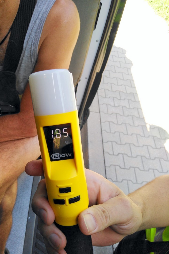Ponad 1,8 promila alkoholu w wydychanym powietrzu miał kierowca busa zatrzymany przez patrol wielkopolskiej Inspekcji Transportu Drogowego. Mężczyzna jechał zygzakiem po autostradzie A2. Niebezpieczną jazdę zauważył kierowca ciężarówki, który zawiadomił inspektorów ITD.
Fot. ITD Ponad 1,8 promila alkoholu w wydychanym powietrzu miał kierowca busa zatrzymany przez patrol wielkopolskiej Inspekcji Transportu Drogowego. Mężczyzna jechał zygzakiem po autostradzie A2. Niebezpieczną jazdę zauważył kierowca ciężarówki, który zawiadomił inspektorów ITD.
Fot. ITD