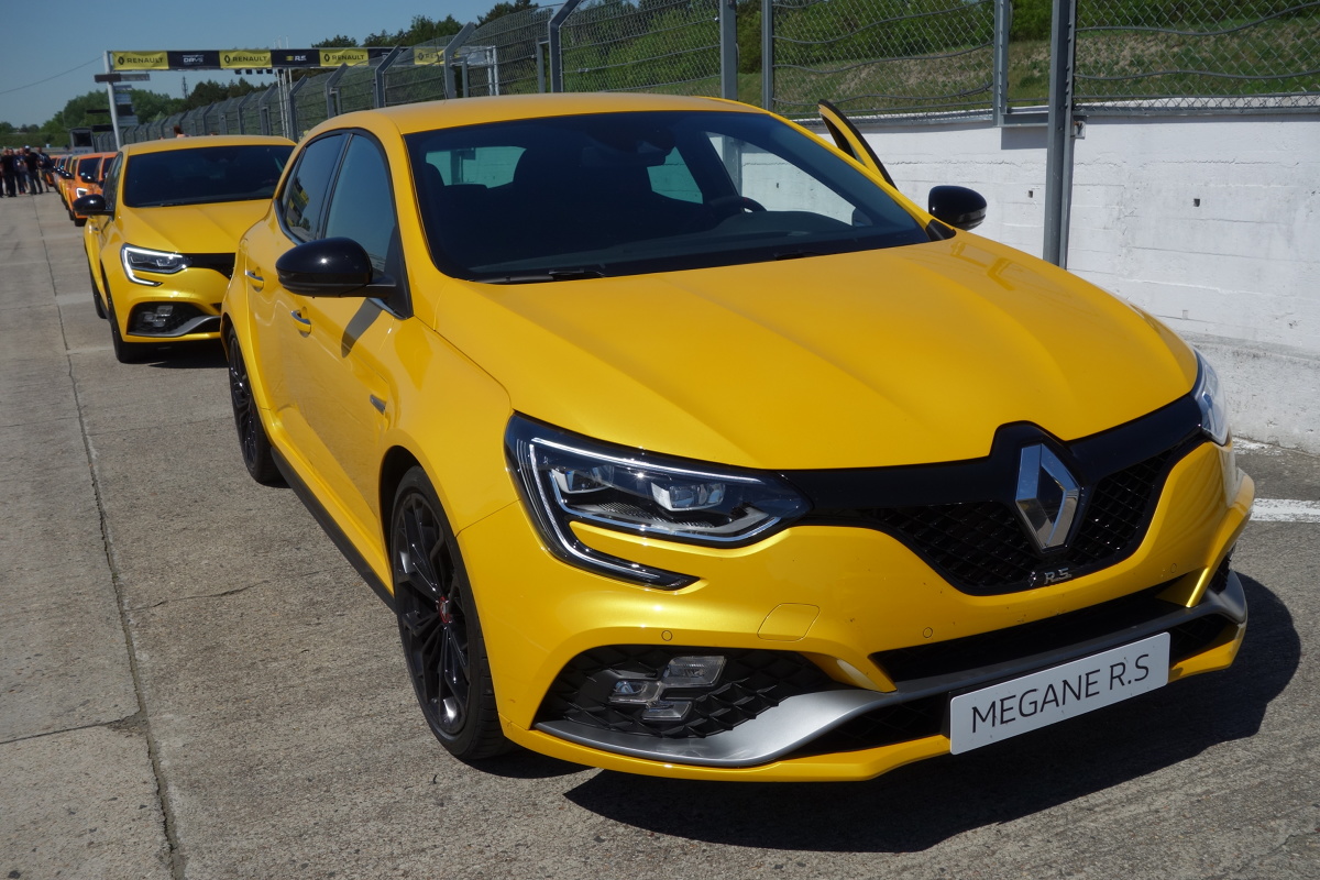 Renault Megane R.S.
System 4Control to najkrócej mówiąc system czterech skrętnych kół, a jego obecność w Megane R.S. jest jego światową premierą w segmencie hot-hatchy.
Fot. Ryszard M. Perczak Renault Megane R.S.
System 4Control to najkrócej mówiąc system czterech skrętnych kół, a jego obecność w Megane R.S. jest jego światową premierą w segmencie hot-hatchy.
Fot. Ryszard M. Perczak