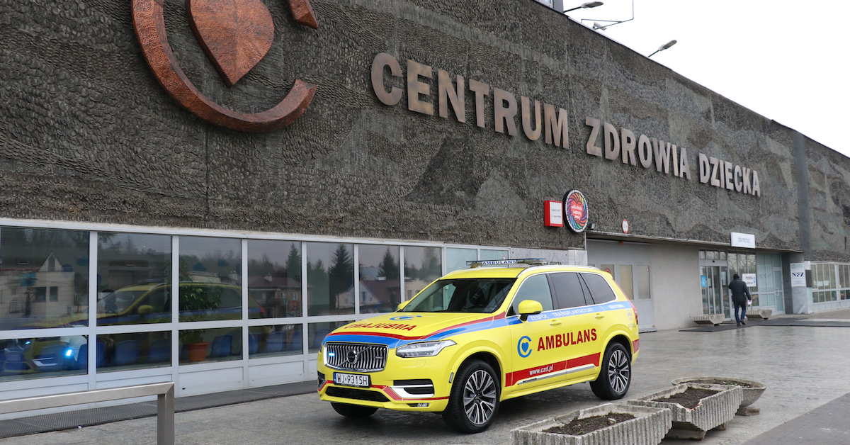 Prezes Volvo Cars – Hakan Samuelsson – zachęcał wszystkich pracowników na świecie do włączenia się w walkę ze skutkami szalejącej epidemii. Importerzy tej marki z różnych krajów przekazali szpitalom i innymi instytucjom już ponad 2000 samochodów w ramach bezpłatnego użyczenia. Także polscy dealerzy aktywnie pomagają służbie zdrowia, pogotowiu i różnym fundacjom.
Fot. Volvo Prezes Volvo Cars – Hakan Samuelsson – zachęcał wszystkich pracowników na świecie do włączenia się w walkę ze skutkami szalejącej epidemii. Importerzy tej marki z różnych krajów przekazali szpitalom i innymi instytucjom już ponad 2000 samochodów w ramach bezpłatnego użyczenia. Także polscy dealerzy aktywnie pomagają służbie zdrowia, pogotowiu i różnym fundacjom.
Fot. Volvo