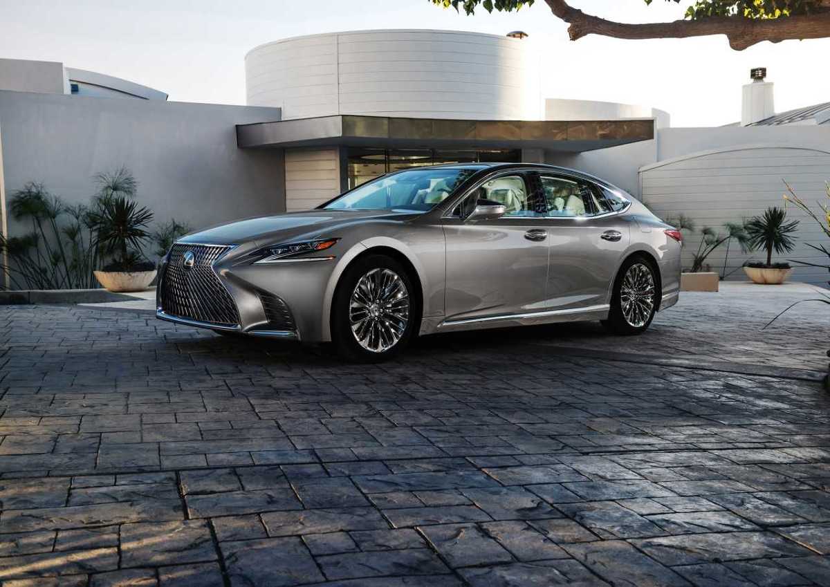 Lexus LS piątej generacji, który do września odbywa tournée po największych miastach Polski, zadebiutował na początku tego roku w Detroit.
Fot. Lexus Lexus LS piątej generacji, który do września odbywa tournée po największych miastach Polski, zadebiutował na początku tego roku w Detroit.
Fot. Lexus