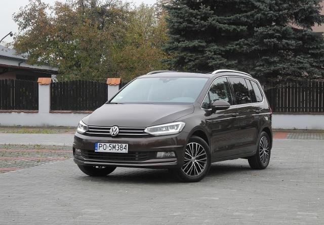 Touran w wersji Trendline z bazowym silnikiem 1.2 TSI 110 KM kosztuje 82 390 zł. Cena wersji Comfortline z tą samą jednostką napędową wynosi 87 690 zł. W wersji Highline bazowym silnikiem jest jednostka 1.4 TSI 150 KM. Cena takiego auta wynosi 98 690 zł / Fot. Wojciech Frelichowski Touran w wersji Trendline z bazowym silnikiem 1.2 TSI 110 KM kosztuje 82 390 zł. Cena wersji Comfortline z tą samą jednostką napędową wynosi 87 690 zł. W wersji Highline bazowym silnikiem jest jednostka 1.4 TSI 150 KM. Cena takiego auta wynosi 98 690 zł / Fot. Wojciech Frelichowski