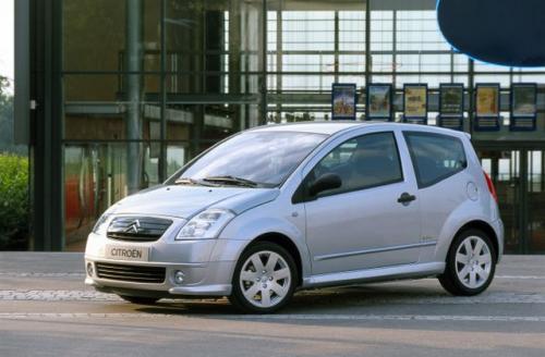 Fot. Citroen: Citroen C2 to oryginalny, miejski samochód wykorzystujący skróconą płytę podłogową modelu C 3. Fot. Citroen: Citroen C2 to oryginalny, miejski samochód wykorzystujący skróconą płytę podłogową modelu C 3.