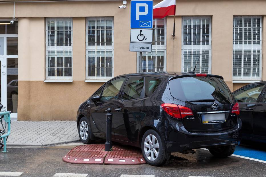Zanim kierowca zaparkuje powinien zasygnalizować zamiar wykonania manewru pozostałym uczestnikom ruchu. Należy parkować w wyznaczonym do tego miejscu i nie najeżdżać na sąsiednie - nawet minimalne wjechanie na miejsce obok może zablokować możliwość wjazdu innemu kierowcy. Kierowca powinien parkować tak, aby z każdej strony zostawić min. 40 cm na swobodne otwarcie drzwi i nieskrępowane wyjście z auta. Należy także umożliwić przejście pieszym.
Fot. Naszemiasto.pl Zanim kierowca zaparkuje powinien zasygnalizować zamiar wykonania manewru pozostałym uczestnikom ruchu. Należy parkować w wyznaczonym do tego miejscu i nie najeżdżać na sąsiednie - nawet minimalne wjechanie na miejsce obok może zablokować możliwość wjazdu innemu kierowcy. Kierowca powinien parkować tak, aby z każdej strony zostawić min. 40 cm na swobodne otwarcie drzwi i nieskrępowane wyjście z auta. Należy także umożliwić przejście pieszym.
Fot. Naszemiasto.pl