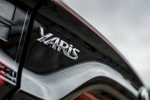 Yaris to jeden z tych samochodów, które zbudowały pozycję Toyoty w Europie. Auto powstało specjalnie z myślą o kierowcach Starego Kontynentu i szybko spotkało się z uznaniem na tym rynku;Japońska marka postanowiła pójść za ciosem i wprowadza do sprzedaży kolejne modele spokrewnione z miejskim hatchbackiem – Yarisa Cross i sportowego GR Yarisa.

Fot. Toyota 
