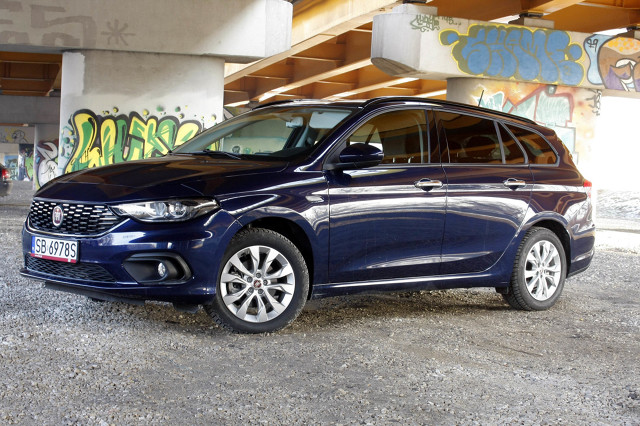 Fiat Tipo
Najtańsze wersje w wersji hatchback z powodzeniem mogą służyć przedstawicielom handlowym czy szeregowym pracownikom, którzy potrzebują wygodnego środka transportu bez szczególnych możliwości przewozowych. Z kolei Tipo Station Wagon sprawdzi się wszędzie tam, gdzie pracownicy oprócz faktur, dokumentów i rzeczy osobistych muszą zabrać na pokład dodatkowy bagaż.
Fot. Motofakty.pl Fiat Tipo
Najtańsze wersje w wersji hatchback z powodzeniem mogą służyć przedstawicielom handlowym czy szeregowym pracownikom, którzy potrzebują wygodnego środka transportu bez szczególnych możliwości przewozowych. Z kolei Tipo Station Wagon sprawdzi się wszędzie tam, gdzie pracownicy oprócz faktur, dokumentów i rzeczy osobistych muszą zabrać na pokład dodatkowy bagaż.
Fot. Motofakty.pl