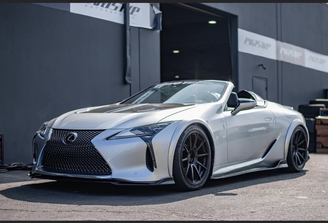Połączenie ponadczasowej stylistyki Lexusa LC 500 Convertible z wolnossącym, 5-litrowym V8 to prawdziwa rzadkość w dzisiejszych czasach. Gdy taki samochód staje się bazą do odważnej modyfikacji, możemy być pewni, że efektem prac będzie auto jedyne w swoim rodzaju. Taki właśnie jest Lexus LCRacer.
Fot. Lexus UK Magazine Połączenie ponadczasowej stylistyki Lexusa LC 500 Convertible z wolnossącym, 5-litrowym V8 to prawdziwa rzadkość w dzisiejszych czasach. Gdy taki samochód staje się bazą do odważnej modyfikacji, możemy być pewni, że efektem prac będzie auto jedyne w swoim rodzaju. Taki właśnie jest Lexus LCRacer.
Fot. Lexus UK Magazine