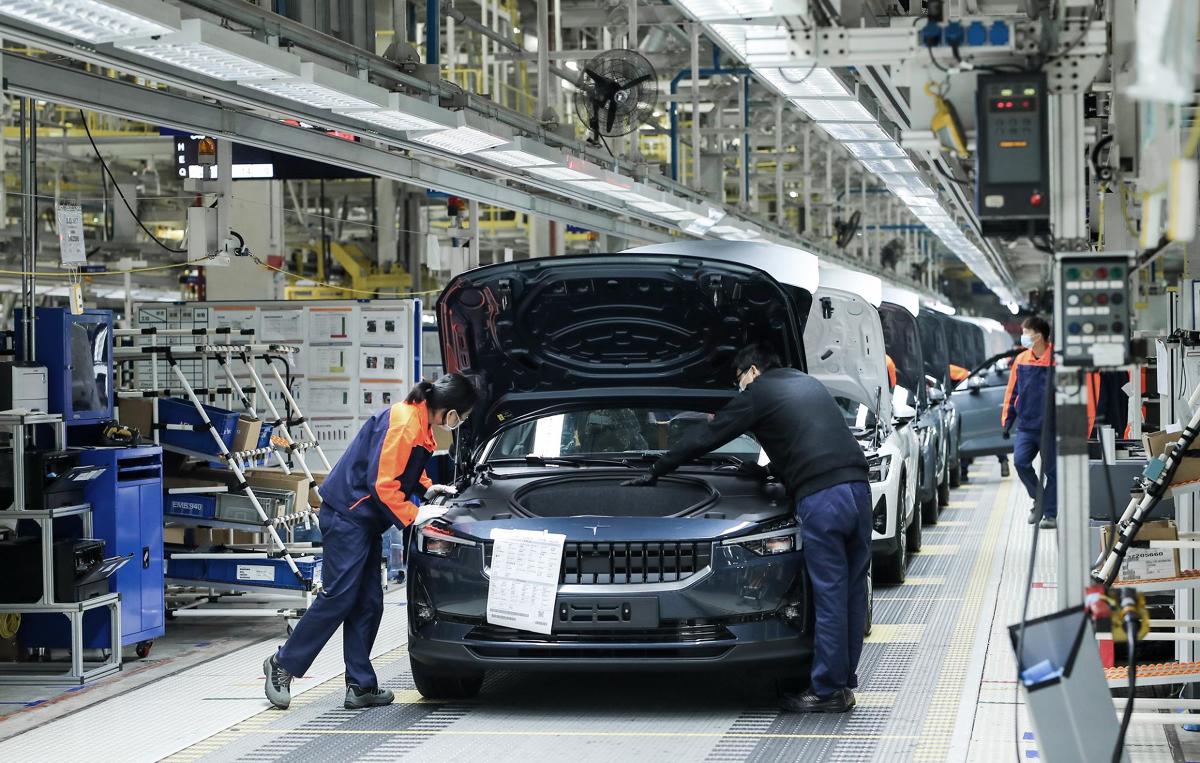 Polestar 2 to SUV z segmentu D. Do jego napędu zastosowano dwa silniki elektryczne - po jednym na każdej osi - o łącznej mocy 300 kW (408 KM). Fot. Polestar Polestar 2 to SUV z segmentu D. Do jego napędu zastosowano dwa silniki elektryczne - po jednym na każdej osi - o łącznej mocy 300 kW (408 KM). Fot. Polestar