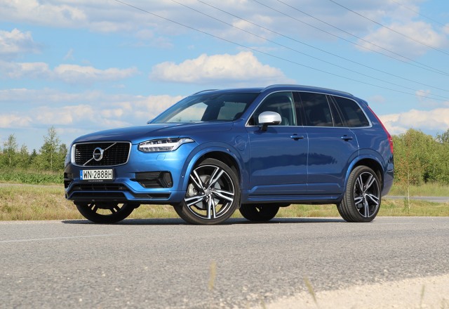 Volvo XC90 T8
Oznaczenie T8 zadebiutowało w świecie Volvo w 2015 roku wraz z XC90. W chwili debiutu było najmocniejszym seryjnie produkowanym modelem marki. Przednie koła są wprawiane w ruch przez silnik benzynowy. Z tyłu pracuje jednostka elektryczna. Łącznie motory generują 407 KM i 640 Nm i są w stanie rozpędzić 2354-kilogramowego SUV-a do setki w zaledwie 5,6 sekundy.
Fot. Motofakty.pl Volvo XC90 T8
Oznaczenie T8 zadebiutowało w świecie Volvo w 2015 roku wraz z XC90. W chwili debiutu było najmocniejszym seryjnie produkowanym modelem marki. Przednie koła są wprawiane w ruch przez silnik benzynowy. Z tyłu pracuje jednostka elektryczna. Łącznie motory generują 407 KM i 640 Nm i są w stanie rozpędzić 2354-kilogramowego SUV-a do setki w zaledwie 5,6 sekundy.
Fot. Motofakty.pl