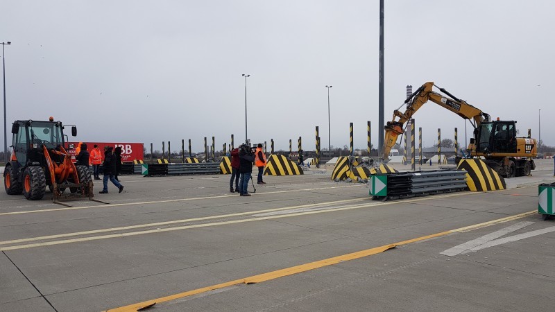 Ruszyła rozbiórka wysepek punktu poboru opłat Pruszków na autostradzie A2 pod Warszawą. Rozebranych zostanie siedem wysp segregacyjnych i wyremontowana nawierzchnia betonowa.
Fot. GDDKiA Ruszyła rozbiórka wysepek punktu poboru opłat Pruszków na autostradzie A2 pod Warszawą. Rozebranych zostanie siedem wysp segregacyjnych i wyremontowana nawierzchnia betonowa.
Fot. GDDKiA