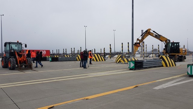Ruszyła rozbiórka wysepek punktu poboru opłat Pruszków na autostradzie A2 pod Warszawą. Rozebranych zostanie siedem wysp segregacyjnych i wyremontowana nawierzchnia betonowa.
Fot. GDDKiA Ruszyła rozbiórka wysepek punktu poboru opłat Pruszków na autostradzie A2 pod Warszawą. Rozebranych zostanie siedem wysp segregacyjnych i wyremontowana nawierzchnia betonowa.
Fot. GDDKiA