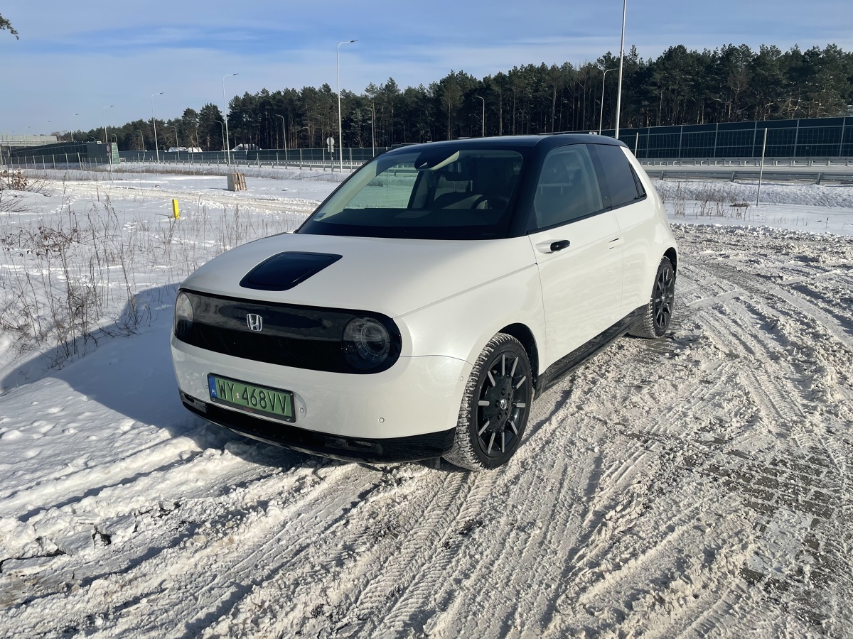 „To nie jest prototyp”. Takim hasłem wita się podstrona poświęcona Hondzie e na witrynie internetowej japońskiego producenta. To auto, które od momentu debiutu budzi skrajne emocje. Przekonałem się o tym w czasie kilkudniowego testu w pięknej, zimowej aurze. Postaram się odpowiedzieć na pytanie, czy to pełnoprawny miejski samochód, czy może modny gadżet o niewielkiej wartości użytkowej?
Fot. Jakub Mielniczak „To nie jest prototyp”. Takim hasłem wita się podstrona poświęcona Hondzie e na witrynie internetowej japońskiego producenta. To auto, które od momentu debiutu budzi skrajne emocje. Przekonałem się o tym w czasie kilkudniowego testu w pięknej, zimowej aurze. Postaram się odpowiedzieć na pytanie, czy to pełnoprawny miejski samochód, czy może modny gadżet o niewielkiej wartości użytkowej?
Fot. Jakub Mielniczak