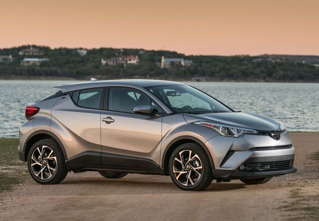 Toyota C-HR
Najlepiej sprzedający się samochód hybrydowy Toyoty – crossover Toyota C-HR – to jednocześnie najchętniej kupowana w tym roku hybryda w Polsce. Auto zyskało od stycznia do kwietnia 1706 nabywców – podaje raport IBMR Samar. Oznacza to, że model ten ma udział w rynku samochodów z napędem hybrydowym na poziomie 27,47 procent, a w ciągu ostatnich miesięcy sprzedano 2067 sztuk.
Ceny C-HR z napędem hybrydowym zaczynają się od 106 900 zł. Pod maską pracuje napęd mocy 122 KM z silnikiem benzynowym o pojemności 1,8 litra.
Fot. Toyota Toyota C-HR
Najlepiej sprzedający się samochód hybrydowy Toyoty – crossover Toyota C-HR – to jednocześnie najchętniej kupowana w tym roku hybryda w Polsce. Auto zyskało od stycznia do kwietnia 1706 nabywców – podaje raport IBMR Samar. Oznacza to, że model ten ma udział w rynku samochodów z napędem hybrydowym na poziomie 27,47 procent, a w ciągu ostatnich miesięcy sprzedano 2067 sztuk.
Ceny C-HR z napędem hybrydowym zaczynają się od 106 900 zł. Pod maską pracuje napęd mocy 122 KM z silnikiem benzynowym o pojemności 1,8 litra.
Fot. Toyota