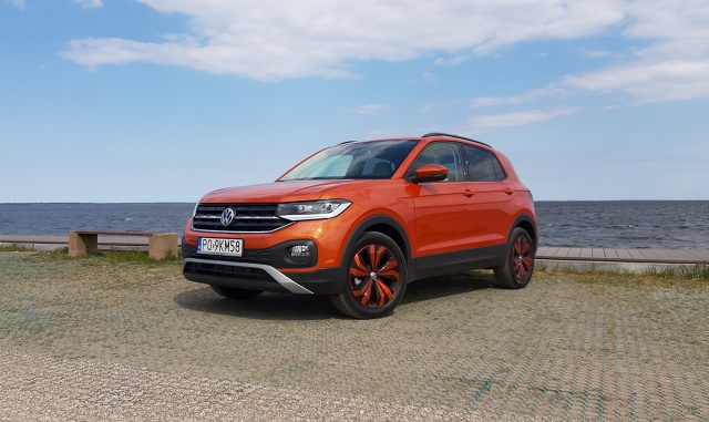 Volkswagen T-Cross
Auto powstało na platformie konstrukcyjnej MQB, która jest bazą dla wielu modeli marek z Grupy Volkswagena. Na tej platformie zbudowano także nieco większego T-Roc'a. ale także Skode Karoq czy Seata Ateca. Nowy crossover Volkswagena ma długość 4108 mm, czyli jest o 126 mm krótszy od SUV-a T-Roc. Zaś rozstaw osi nowego modelu wynosi 2551 mm, o 53 mm mniej niż w modelu T-Roc.
Fot. Wojciech Frelichowski Volkswagen T-Cross
Auto powstało na platformie konstrukcyjnej MQB, która jest bazą dla wielu modeli marek z Grupy Volkswagena. Na tej platformie zbudowano także nieco większego T-Roc'a. ale także Skode Karoq czy Seata Ateca. Nowy crossover Volkswagena ma długość 4108 mm, czyli jest o 126 mm krótszy od SUV-a T-Roc. Zaś rozstaw osi nowego modelu wynosi 2551 mm, o 53 mm mniej niż w modelu T-Roc.
Fot. Wojciech Frelichowski