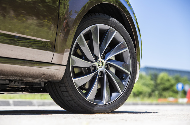 Skoda Octavia
Napęd 4x4, czyli na obie osie, jest charakterystyczny dla samochodów terenowych lub SUV-ów. Ale ten typ napędu stosowany jest również w zwykłych autach, dzięki czemu polepsza ich zalety trakcyjne i bezpieczeństwo.
Fot. Skoda Skoda Octavia
Napęd 4x4, czyli na obie osie, jest charakterystyczny dla samochodów terenowych lub SUV-ów. Ale ten typ napędu stosowany jest również w zwykłych autach, dzięki czemu polepsza ich zalety trakcyjne i bezpieczeństwo.
Fot. Skoda