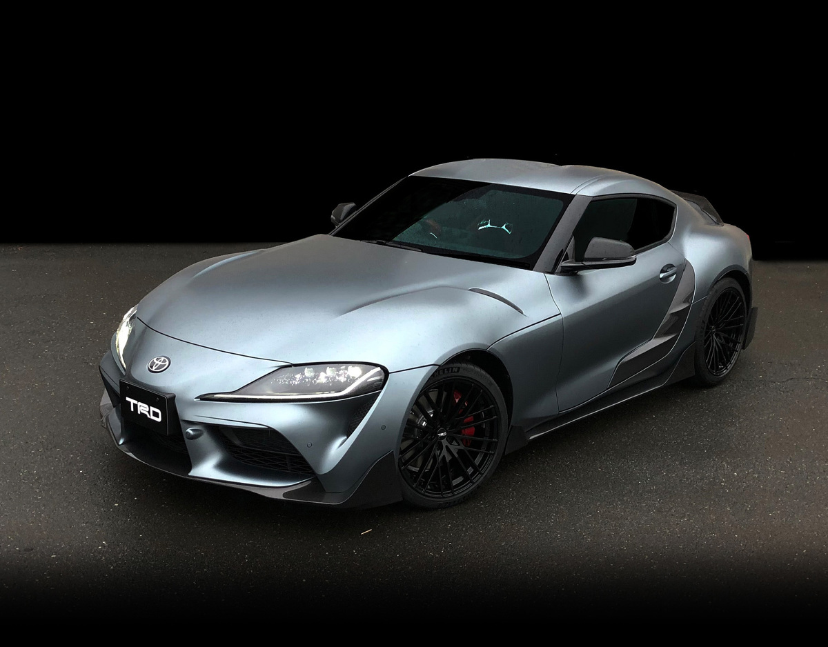 Toyota GR Supra Performance Line
Supra A90 została ubrana przez TRD w pakiet aerodynamiczny z włókna węglowego – tylny spojler, dopracowane pod względem aerodynamiki zderzaki z przodu i z tyłu, progi oraz nakładki na drzwi. Fabryczne koła zastąpiono 19-calowymi, kutymi felgami aluminiowymi.
Fot. TRD Toyota GR Supra Performance Line
Supra A90 została ubrana przez TRD w pakiet aerodynamiczny z włókna węglowego – tylny spojler, dopracowane pod względem aerodynamiki zderzaki z przodu i z tyłu, progi oraz nakładki na drzwi. Fabryczne koła zastąpiono 19-calowymi, kutymi felgami aluminiowymi.
Fot. TRD