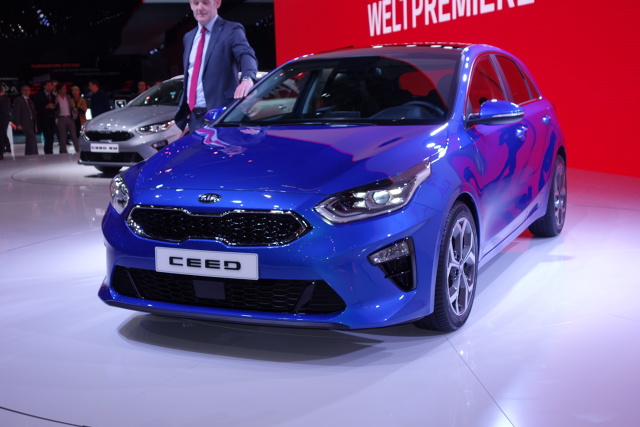 Kia Ceed
Pierwsze dwa dni tegorocznego Geneva Motor Show (6-7 marca) to tzw. dni prasowe, organizowane z myślą o dziennikarzach oraz zaproszonych przez wystawców gościach i VIP-ach. Dla zwiedzających drzwi genewskiej wystawy będą otwarte od 8 do 18 marca. Jednorazowa wejściówka dla dorosłej osoby kosztuje 16 franków szwajcarskich, natomiast dzieci w wieku od 6 do 16 lat zapłacą 9 franków szwajcarskich. Przygotowano także zniżki do grup powyżej 20 osób. W takim przypadku każdy musi zapłacić 11 franków szwajcarskich. Salon samochodowy można odwiedzać od poniedziałku do piątku w godzinach od 10.00 do 20.00, natomiast w sobotę i niedzielę od 9.00 do 19.00.
Fot. Ryszard M. Perczak Kia Ceed
Pierwsze dwa dni tegorocznego Geneva Motor Show (6-7 marca) to tzw. dni prasowe, organizowane z myślą o dziennikarzach oraz zaproszonych przez wystawców gościach i VIP-ach. Dla zwiedzających drzwi genewskiej wystawy będą otwarte od 8 do 18 marca. Jednorazowa wejściówka dla dorosłej osoby kosztuje 16 franków szwajcarskich, natomiast dzieci w wieku od 6 do 16 lat zapłacą 9 franków szwajcarskich. Przygotowano także zniżki do grup powyżej 20 osób. W takim przypadku każdy musi zapłacić 11 franków szwajcarskich. Salon samochodowy można odwiedzać od poniedziałku do piątku w godzinach od 10.00 do 20.00, natomiast w sobotę i niedzielę od 9.00 do 19.00.
Fot. Ryszard M. Perczak