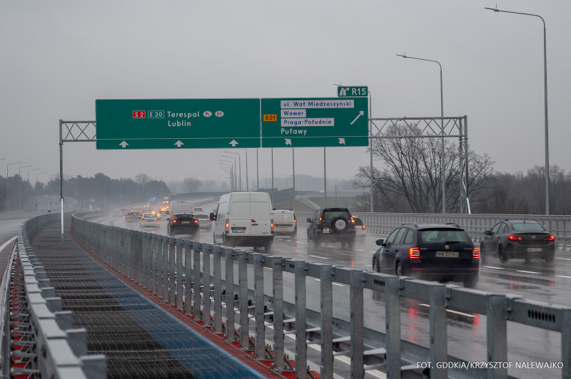 Jak pokazuje raport Generalnej Dyrekcji Dróg Krajowych i Autostrad (GDDKiA), nadal odnotowywane są poważne zmiany w ruchu w porównaniu do poprzedniego roku, a spowodowane pandemią. Ruch osobowy jest nadal mniejszy, natomiast znacznie wzrósł transport towarów. Dzisiaj publikujemy dane dotyczące średniego dobowego ruchu za okres od 28 grudnia 2020 r. do 3 stycznia 2021 r. i porównujemy je z wcześniejszym tygodniem 2020 r. oraz z 2019 rokiem.
Fot. GDDKiA Jak pokazuje raport Generalnej Dyrekcji Dróg Krajowych i Autostrad (GDDKiA), nadal odnotowywane są poważne zmiany w ruchu w porównaniu do poprzedniego roku, a spowodowane pandemią. Ruch osobowy jest nadal mniejszy, natomiast znacznie wzrósł transport towarów. Dzisiaj publikujemy dane dotyczące średniego dobowego ruchu za okres od 28 grudnia 2020 r. do 3 stycznia 2021 r. i porównujemy je z wcześniejszym tygodniem 2020 r. oraz z 2019 rokiem.
Fot. GDDKiA